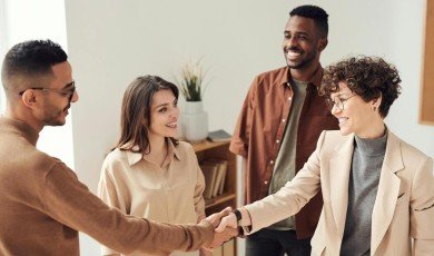 (Spanish Article) Adattarsi o Svanire: I Modi Sorprendenti in Cui le Aziende si Reinventano per Sopravvivere